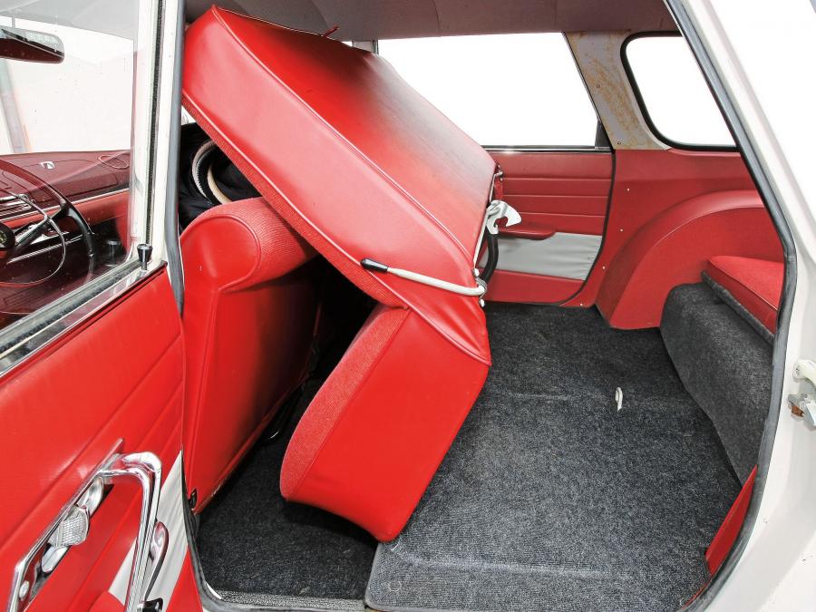 Интерьер Peugeot 404 Break 1962 года  (фото 11 из 18)